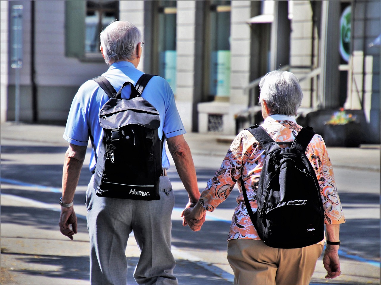 Pareja senior viajando y descubriendo nuevos destinos